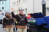 Bild: N&auml;rrinnen und Narren ziehen durch die Stadt (2)