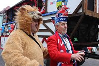 Bild: N&auml;rrinnen und Narren ziehen durch die Stadt (2)
