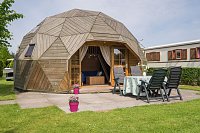 Bild: Holz Iglu auf Camping 't Weergors