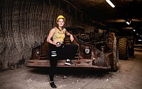 Chantal Rimke mit Kugel vor einem S10.000 Bild: Chantal Rimke mit Kugel vor einem S10.000