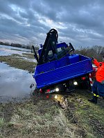 Bild: Unimog-Bergung auf schlammigem Weg
