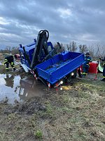 Bild: Unimog-Bergung auf schlammigem Weg