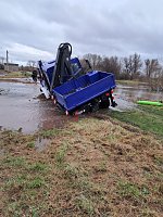 Bild: Unimog-Bergung auf schlammigem Weg