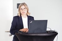 Bild: Steuerberaterin Ricarda Adam erl&auml;utert spezielle L&ouml;sungen, das Immobilienbetriebsverm&ouml;gen noch w&auml;hrend der selbstst&auml;ndigen oder freiberuflichen T&auml;tigkeit in eine Immobiliengesellschaft zu &uuml;berf&uuml;hren.