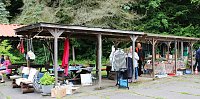 Bild: Flohmarkt in Wickerode. An mehreren St&auml;nden wurden gebrauchte Dinge angeboten.