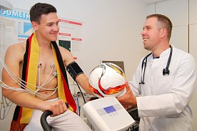 Bild: Menschen, die unter Herz-Kreislauf-Erkrankungen leiden, sollten Aufregung w&auml;hrend eines Fu&szlig;ballspiels vermeiden. Mitfiebern, Schreien, Schimpfen helfen hier nicht dem Stressabbau. Wichtig ist, dass die vorgeschriebenen Medikamente wie gewohnt eingenommen werden, empfiehlt der kardiologische Oberarzt Philipp Liebhold.