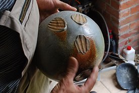 Bild: Geschmolzene Asche und Muscheln hinterlassen einzigartige Farben und Formen auf dem Gef&auml;&szlig;.