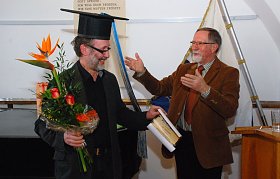 Bild: Ein Spa&szlig; mit Hintergrund: Die Vorst&auml;nde Helmut Schakel (rechts) und Arno Siebeck &uuml;berreichten Helmut Loth (links) einen "Doktorhut" f&uuml;r sein unersch&ouml;pfliches historisches Wissen &uuml;ber Sangerhausen und sein nimmerm&uuml;des Engagement, andere Menschen f&uuml;r die Heimatgeschichte zu begeistern.