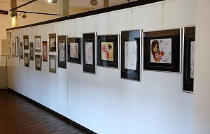 Immer an der Wand lang: die Ausstellung der Sangerhäuser Künstlerin Ramona Hollunder.