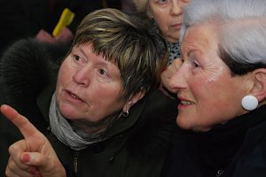 Weiche, pastellhafte Farben verkünden auf Hollunders Bildern den Frühling. Doch sie halten oft noch eine kleine Überraschung bereit, die zu bemerken den Besuchern Freude macht.