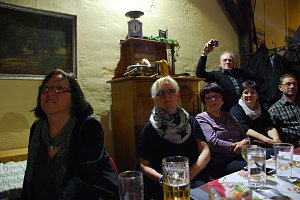 Das Ambiente der Kulturscheune ist angenehm. Alte Möbel wirken hier nicht wie abgestellt, sondern wie platziert. Das schafft Heimeligkeit, in der sich auch diese Sangerhäuser Besucher fast schon geborgen fühlten.