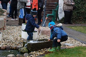 Was interessiert uns die Musik? Die Pumpe und der Wasserstrahl sind doch viel interessanter. Das sagten sich jedenfalls diese Jungs. Die übrigens ziemlich gut erzogen waren, denn sie beachteten die Ermahnungen, nicht ihre Sachen nass zu machen. Irgendwie jedenfalls klappte das.