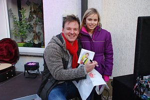 Sophie holte sich eine CD und ein Autogramm des Künstlers. Hier waren beide stolz - der Künstler auf seinen Fan, der Fan auf seine Bekanntschaft mit einem sympathischen Sänger und Musiker.