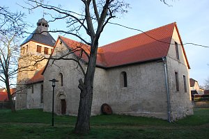 Die Wolferstedter Veitskirche am Ostersonntagmorgen kurz nach 7.30 Uhr im österlichen Sonnenlicht.