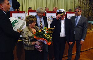 F&uuml;r das Leben "danach": Ein Gedicht vorgetragen und eine Kapit&auml;nsm&uuml;tze geschenkt bekam Jens Bullerjahn von Weggef&auml;hrten. Bullerjahn war w&auml;hrend seiner Armeezeit Matrose bei der Marine. Noch heute h&auml;ngt sein Herz an der See.