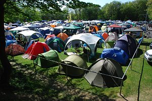 Wer legt sich bei einem Festival wie in Bornstedt schon freiwillig schlafen? Doch sp&auml;testens nach drei Tagen ist der gr&ouml;&szlig;te Durst gel&ouml;scht und der Kreislauf mit Metal vollgesogen. Dann ist es v&ouml;llig egal, ob aus dem Nachbarzelt ein Bass wummert oder unterm Zeltdach vierzig Grad herrschen: da wird selbst am Tag die Luftmatratze zum Himmelbett.