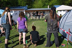 Sport ist gesund. Solche Aktionen haben bei Festivals ihren eigenen Reiz. Hier zum Beispiel muss mit dem Wurfball die leere Wasserflasche getroffen und vom Gegner schnellstens wieder aufgestellt werden. In der Zeit schl&uuml;rfen die Ballwerfer ihr Getr&auml;nk. Mehr Infos zu dem Spiel: siehe Darktroll Festival 8.