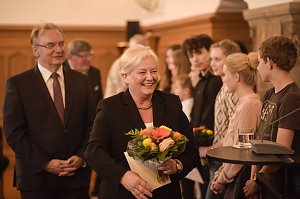 IHK-Pr&auml;sidentin Carola Schaar und Ministerpr&auml;sident Reiner Haseloff gratulieren den jungen  Preistr&auml;gern und &uuml;berreichen Blumen und Urkunden.