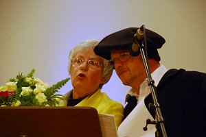 Eislebens Oberb&uuml;rgermeisterin Jutta Fischer und Tourismus-Manager Torsten Lange-Klemmstein begeisterten mit Texten zum Thema Martin und Katharina Luther. Der Blumenstrau&szlig; stellte &uuml;brigens Luthers Familienwappen, die Lutherrose, dar.