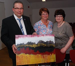 Freude auf beiden Seiten: Beim Landtagsabgeordneten und AfD-Kreisvorsitzenden Jens Diederichs nach Erwerb eines Bildes, dessen Erl&ouml;s der Selbsthilfegruppe "Restless-Legs-Syndrom" (unruhige Beine) Mansfelder Land zugute kommt. Neben ihm: Helga Gebhardt, die das Bild schuf, und Gruppenleiterin Angelika Rokohl, beide von der RLS-Selbsthilfegruppe.
