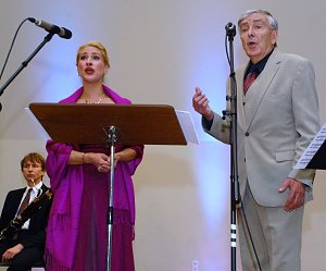 Operettens&auml;ngerin Jeanette Oswald und der Hauptorganisator der Benefizgala, G&ouml;tz Schneega&szlig;, im Duett.
