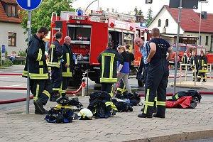 Erleichterung am Ende des Einsatzes. Nun hei&szlig;t es: Raus aus Hitze, Qualm und - Klamotten. Und: durchatmen.