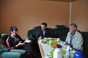 Sabine Schmelzer-Skerka im Gepr&auml;ch mit Frank Mauder und Dr. Kielmann vom Lions-Club Eisleben (v.l.).