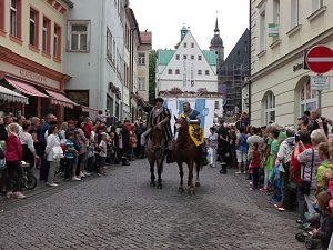 Besucher warten auf den Start