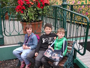 Lukas (rechts) und Schulfreunde beim Ausruhen