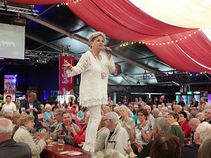 Dagmar Frederic mitten im Publikum