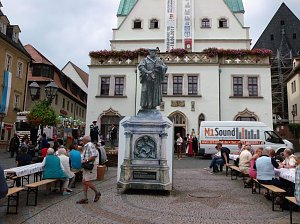 Auch er erlebte mal die Er&ouml;ffnung einer Eisleber Wiese (am 16. September 2016) mit Kulturprogramm und Festumzug am Eisleber Rathaus: der Pappluther.