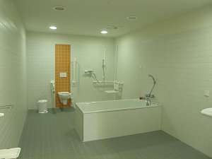 modernes seniorengerechtes Bad in der Geriatrie