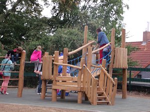 ist er nicht toll - der neue spielplatz...und noch viel gr&ouml;&szlig;er