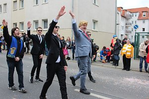 N&auml;rrinnen und Narren ziehen durch die Stadt (2)