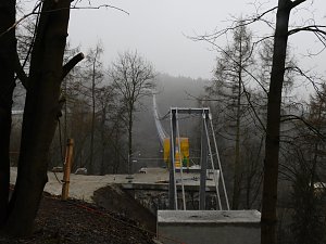 Abh&Atilde;&curren;ngen &Atilde;&frac14;ber der Talsperre