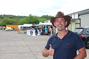 Sponsoren beim Schie&szlig;en auf dem Dickkopf