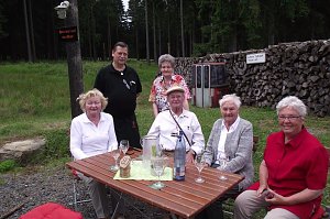Chefkellner Norbert St&ouml;ckel bediente die Geschwister Marlies Gleim aus Hannover, Hiltrud Wernicke aus Klettenberg, Friedel F&ouml;llmer (mit Frau Gertrud) aus Arnstadt und Rosalinde Frank aus Nordhausen anl&auml;sslich ihres Geschwistertreffens.