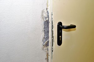 Alle verschlossenen T&uuml;ren im Haus der Jugend wurden brutal aufgebrochen.