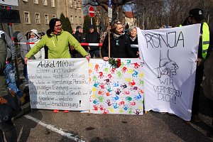 Helbraer Freunde der gegen ihren Willen von ihrem Vater getrennten 8-J&auml;hrigen M&auml;dchens reichten ihr symbolisch die Hand (Mitte)