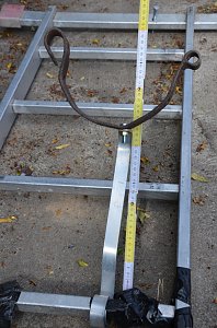 Detailaufnahme einer der Vorrichtungen aus Flachstahl und einem umgearbeiteten alten T&uuml;rband (kleinere &Ouml;se ehemals zum Einh&auml;ngen des T&uuml;rhaspens)