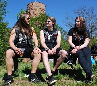 Bild: Wer seid ihr? "Zwei Typen und ein M&auml;del auf der Bank vor dem Turm", antwortete ein Mitarbeiter der Technischen Universit&auml;t Chemnitz (mit auf dem Bild). Sie, das "Team Skyforger", reisten erst am Samstag an, um die am Abend spielenden Gruppen zu erleben.