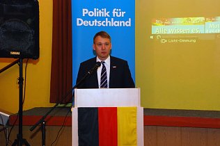Bild: "Alle wissen es..." AfD-Landesvorsitzender Andr&eacute; Poggenburg wurde erneut in dieses Amt gew&auml;hlt. Etwa ein Drittel der Landesparteitagsteilnehmer - &uuml;berwiegend die Mansfelder und Wittenberger - stimmten gegen ihn.