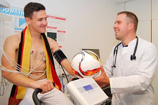 Bild: Menschen, die unter Herz-Kreislauf-Erkrankungen leiden, sollten Aufregung w&auml;hrend eines Fu&szlig;ballspiels vermeiden. Mitfiebern, Schreien, Schimpfen helfen hier nicht dem Stressabbau. Wichtig ist, dass die vorgeschriebenen Medikamente wie gewohnt eingenommen werden, empfiehlt der kardiologische Oberarzt Philipp Liebhold.