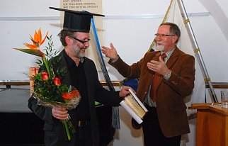 Bild: Ein Spa&szlig; mit Hintergrund: Die Vorst&auml;nde Helmut Schakel (rechts) und Arno Siebeck &uuml;berreichten Helmut Loth (links) einen "Doktorhut" f&uuml;r sein unersch&ouml;pfliches historisches Wissen &uuml;ber Sangerhausen und sein nimmerm&uuml;des Engagement, andere Menschen f&uuml;r die Heimatgeschichte zu begeistern.