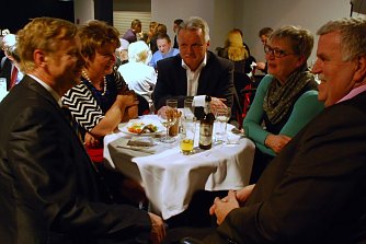 Gastgeber Eduard Jantos im Gespr&auml;ch mit Romonta-Gesch&auml;ftsf&uuml;hrer Uwe Stieberitz und dem B&uuml;rgermeister der Gemeinde Seegebiet Mansfelder Land, J&uuml;rgen Ludwig (v. l.), und dessen Ehefrauen. (Foto: Jochen Miche)