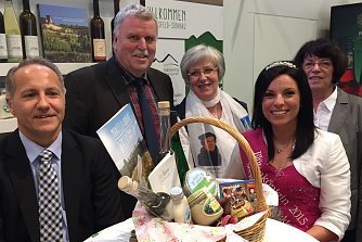 Gruppenbild mit K&ouml;nigin: So viel Zeit - und vor allem Platz - muss selbst im gr&ouml;&szlig;ten Gedr&auml;nge sein. Im Bild v. l.: Marc Lange, J&uuml;rgen Ludwig, Jutta Fischer, Kristin Behler und Dr. Angelika Klein. (Foto: Cathleen Scheiner)