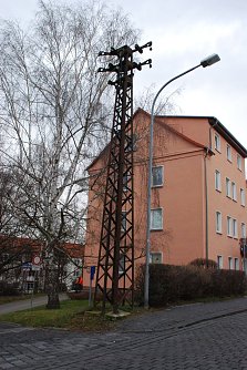 Historischer Stahlmast in der Stra&szlig;e des Aufbaus, Ecke Am Kalten Graben. Geh&ouml;rt auch sein Anblick bald der Vergangenheit an? (Foto: Jochen Miche)