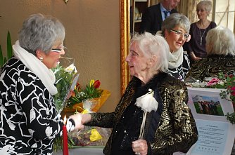 Seitens der Lutherstadt Eisleben gratulierten unter anderem Oberb&uuml;rgermeisterin Jutta Fischer und die Verantwortliche f&uuml;r Kultur, Ute Klopfleisch (im Bild). (Foto: Jochen Miche)