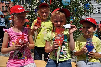 M&uuml;tzen der Dekra und Gutscheine der Stadtbibliothek - es lohnt sich wegen vieler Dinge f&uuml;r die k&uuml;nftigen ABC-Sch&uuml;tzen, zum Zuckert&uuml;tenfest der Lutherstadt Eisleben morgen auf den Markt zu kommen. (Foto: Maik Knothe)