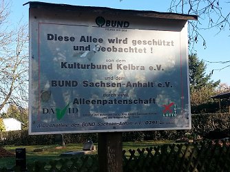 Ein Schild voller Informationen, bei denen aber einige nicht stimmen. (Foto: Jochen Miche)